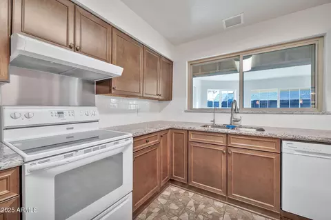 Kitchen - 2745 W Michelle Dr, Phoenix, AZ 85053 photo 3 of 4