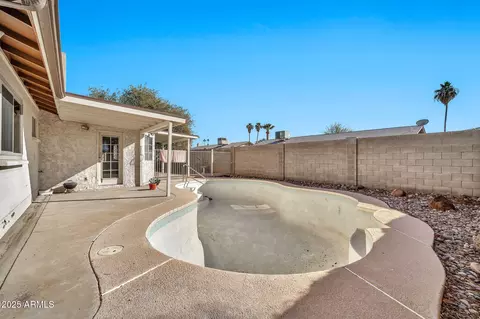 Exterior - 2745 W Michelle Dr, Phoenix, AZ 85053 photo 5 of 7