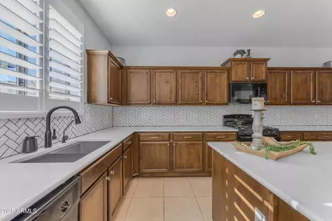 Kitchen - 10307 E Nopal Ave, Mesa, AZ 85209 photo 5 of 10