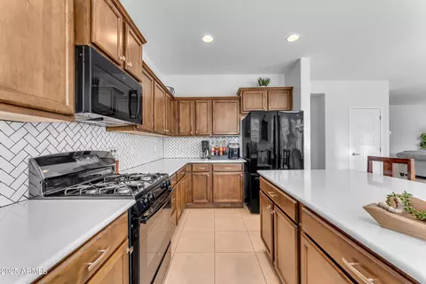 Kitchen - 10307 E Nopal Ave, Mesa, AZ 85209 photo 8 of 10
