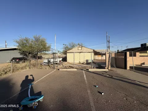 7025 N 66th Dr, Glendale, AZ 85301