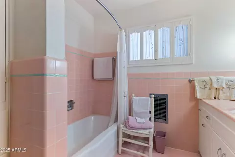 Bath - 6850 N 15th Pl, Phoenix, AZ 85014 photo 2 of 3
