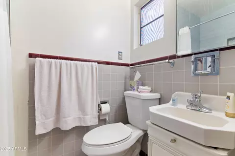 Bath - 6850 N 15th Pl, Phoenix, AZ 85014 photo 3 of 3