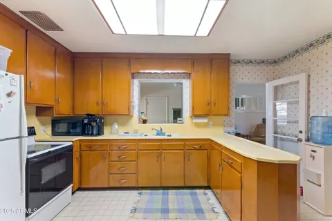Kitchen - 6850 N 15th Pl, Phoenix, AZ 85014 photo 2 of 2