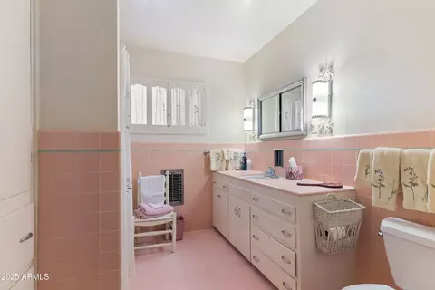 Bath - 6850 N 15th Pl, Phoenix, AZ 85014 photo 1 of 3