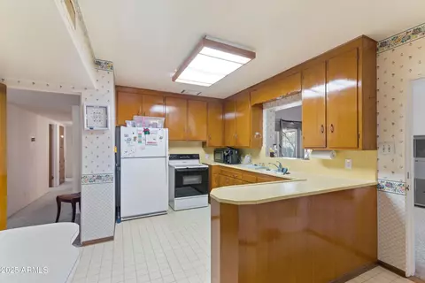 Kitchen - 6850 N 15th Pl, Phoenix, AZ 85014 photo 1 of 2