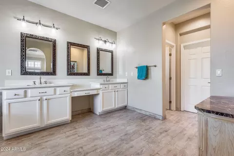Bath - 3773 E Donald Dr, Phoenix, AZ 85050 photo 5 of 8