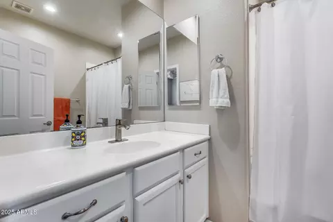 Bath - 3773 E Donald Dr, Phoenix, AZ 85050 photo 3 of 8