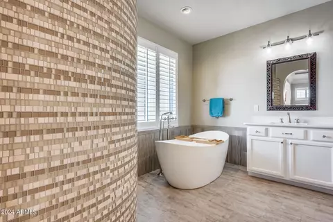 Bath - 3773 E Donald Dr, Phoenix, AZ 85050 photo 6 of 8