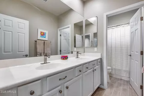 Bath - 3773 E Donald Dr, Phoenix, AZ 85050 photo 2 of 8