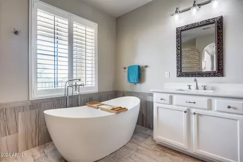 Bath - 3773 E Donald Dr, Phoenix, AZ 85050 photo 7 of 8
