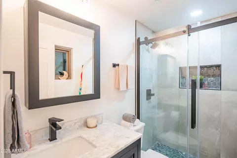 Bath - 3402 E Sunnyside Dr, Phoenix, AZ 85028 photo 2 of 3