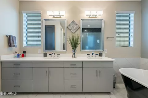 Bath - 4354 N 27th Pl, Phoenix, AZ 85016 photo 2 of 9