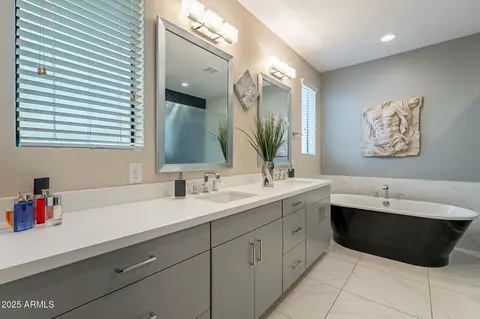 Bath - 4354 N 27th Pl, Phoenix, AZ 85016 photo 1 of 9