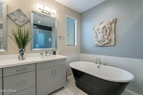 Bath - 4354 N 27th Pl, Phoenix, AZ 85016 photo 3 of 9