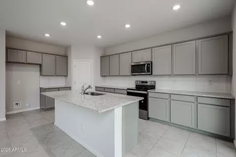 2575 E Bluff Spring Ave, Apache Junction, AZ 85119 photo 2