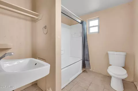 Bath - 1026 E Clarendon Ave, Phoenix, AZ 85014 photo 1 of 1