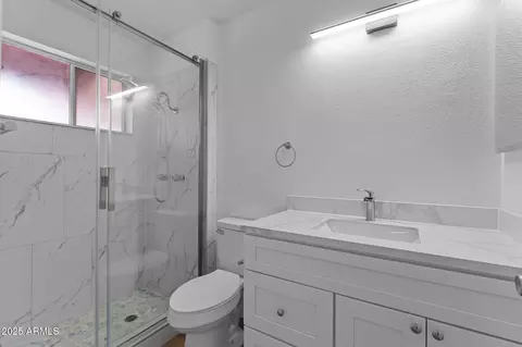 Bath - 3815 E Cortez St, Phoenix, AZ 85028 photo 1 of 2