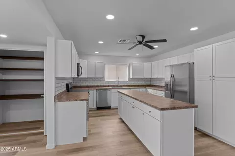 Kitchen - 3815 E Cortez St, Phoenix, AZ 85028 photo 2 of 4