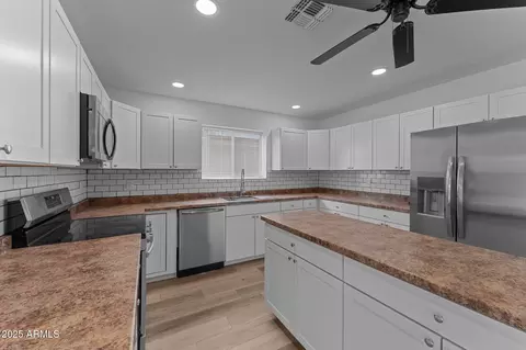 Kitchen - 3815 E Cortez St, Phoenix, AZ 85028 photo 3 of 4