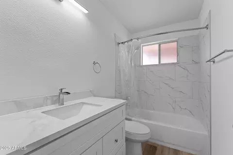 Bath - 3815 E Cortez St, Phoenix, AZ 85028 photo 2 of 2