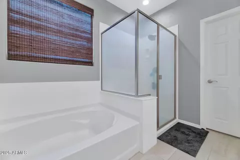 Bath - 2405 E Beverly Rd, Phoenix, AZ 85042 photo 1 of 2