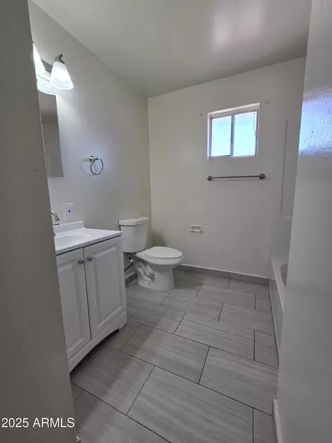 Bath - 4649 S 17th St, Phoenix, AZ 85040 photo 2 of 3