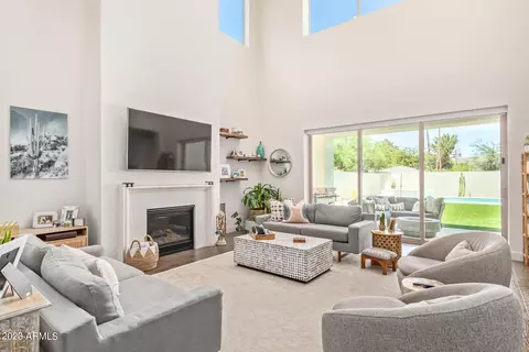 Living - 630 W Echo Ln, Phoenix, AZ 85021 photo 2 of 5