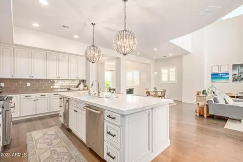 Kitchen - 630 W Echo Ln, Phoenix, AZ 85021 photo 4 of 6