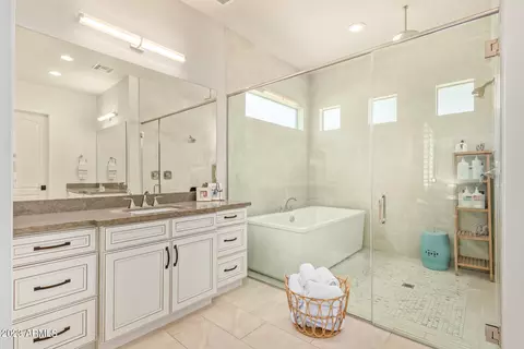 Bath - 630 W Echo Ln, Phoenix, AZ 85021 photo 2 of 5