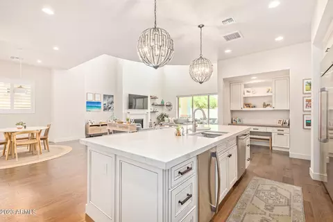 Kitchen - 630 W Echo Ln, Phoenix, AZ 85021 photo 5 of 6