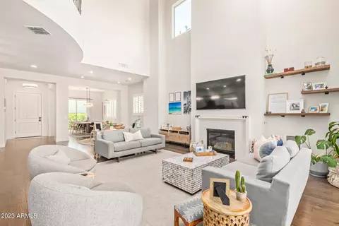 Living - 630 W Echo Ln, Phoenix, AZ 85021 photo 3 of 5