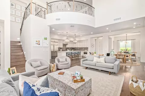 Living - 630 W Echo Ln, Phoenix, AZ 85021 photo 1 of 5