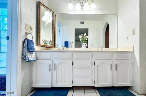 Bath - 2889 E Tremaine Ave, Gilbert, AZ 85234 photo 2 of 8