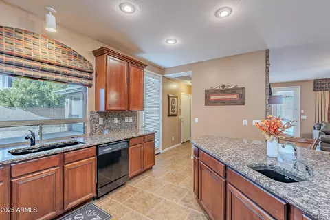 Kitchen - 3798 E Latham Ct, Gilbert, AZ 85297 photo 6 of 7