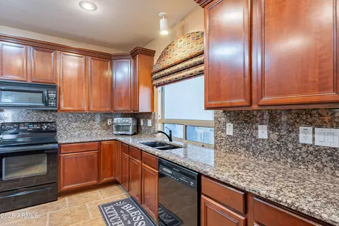 Kitchen - 3798 E Latham Ct, Gilbert, AZ 85297 photo 5 of 7