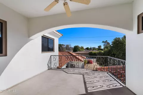 Exterior - 146 E Claremont St, Phoenix, AZ 85012 photo 4 of 6