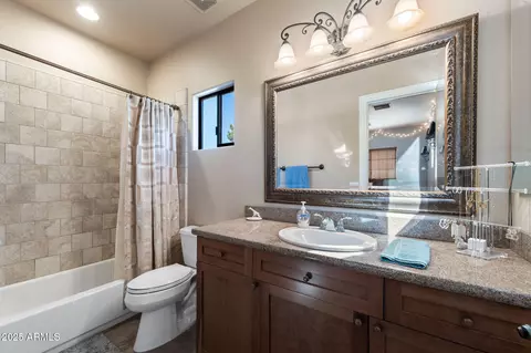 Bath - 146 E Claremont St, Phoenix, AZ 85012 photo 2 of 3