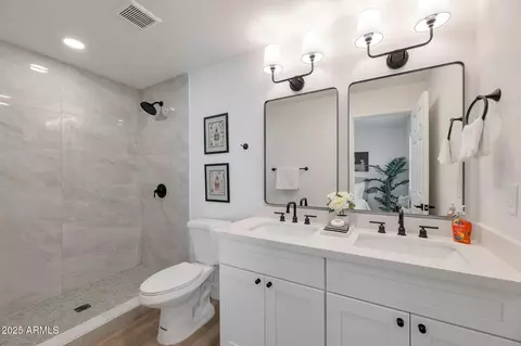 Bath - 1915 E Hidalgo Ave, Phoenix, AZ 85040 photo 2 of 2