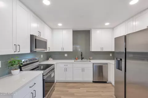 Kitchen - 1915 E Hidalgo Ave, Phoenix, AZ 85040 photo 1 of 2