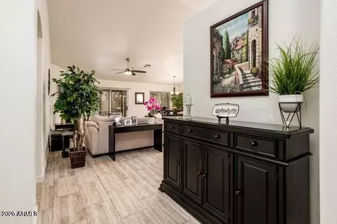 2523 E Taro Ln, Phoenix, AZ 85050 photo 2