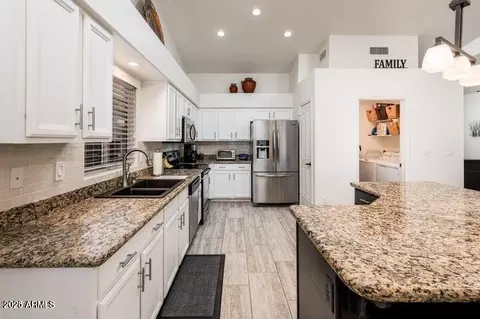 2523 E Taro Ln, Phoenix, AZ 85050 photo 8