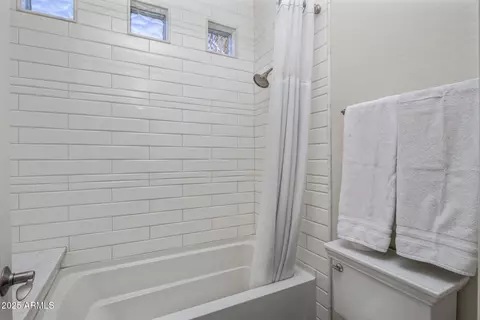 Bath - 7040 N 1st Ave, Phoenix, AZ 85021 photo 6 of 7