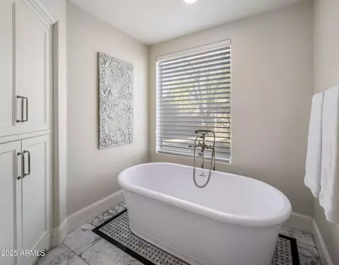 Bath - 7040 N 1st Ave, Phoenix, AZ 85021 photo 2 of 7