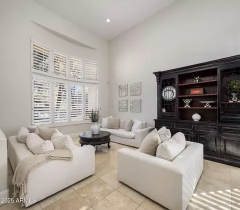 Living - 7040 N 1st Ave, Phoenix, AZ 85021 photo 1 of 6