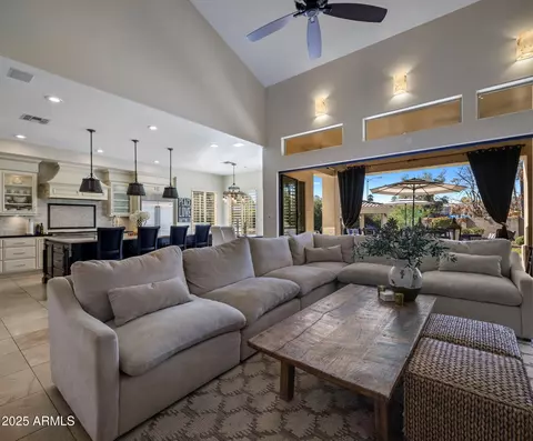 Living - 7040 N 1st Ave, Phoenix, AZ 85021 photo 3 of 6