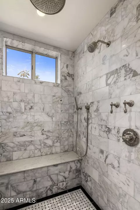 Bath - 7040 N 1st Ave, Phoenix, AZ 85021 photo 3 of 7
