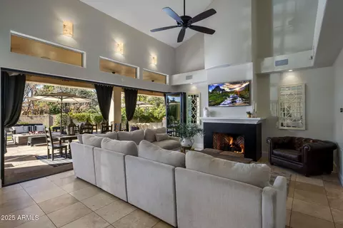 Living - 7040 N 1st Ave, Phoenix, AZ 85021 photo 4 of 6