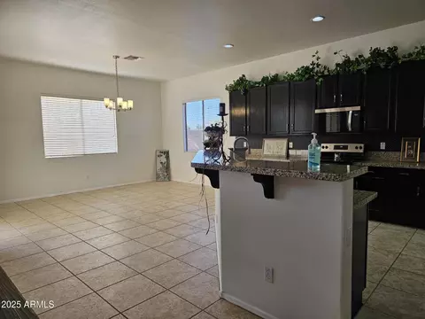 Kitchen - 4072 S Skyline Ct, Gilbert, AZ 85297 photo 4 of 12