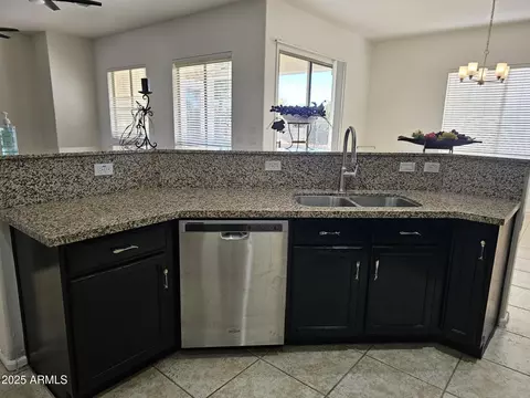Kitchen - 4072 S Skyline Ct, Gilbert, AZ 85297 photo 6 of 12